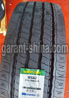 WestLake WSA2 (рулевая) 315/70 R22.5 156/150L 20PR - Фото реального протектора с этикеткой вблизи